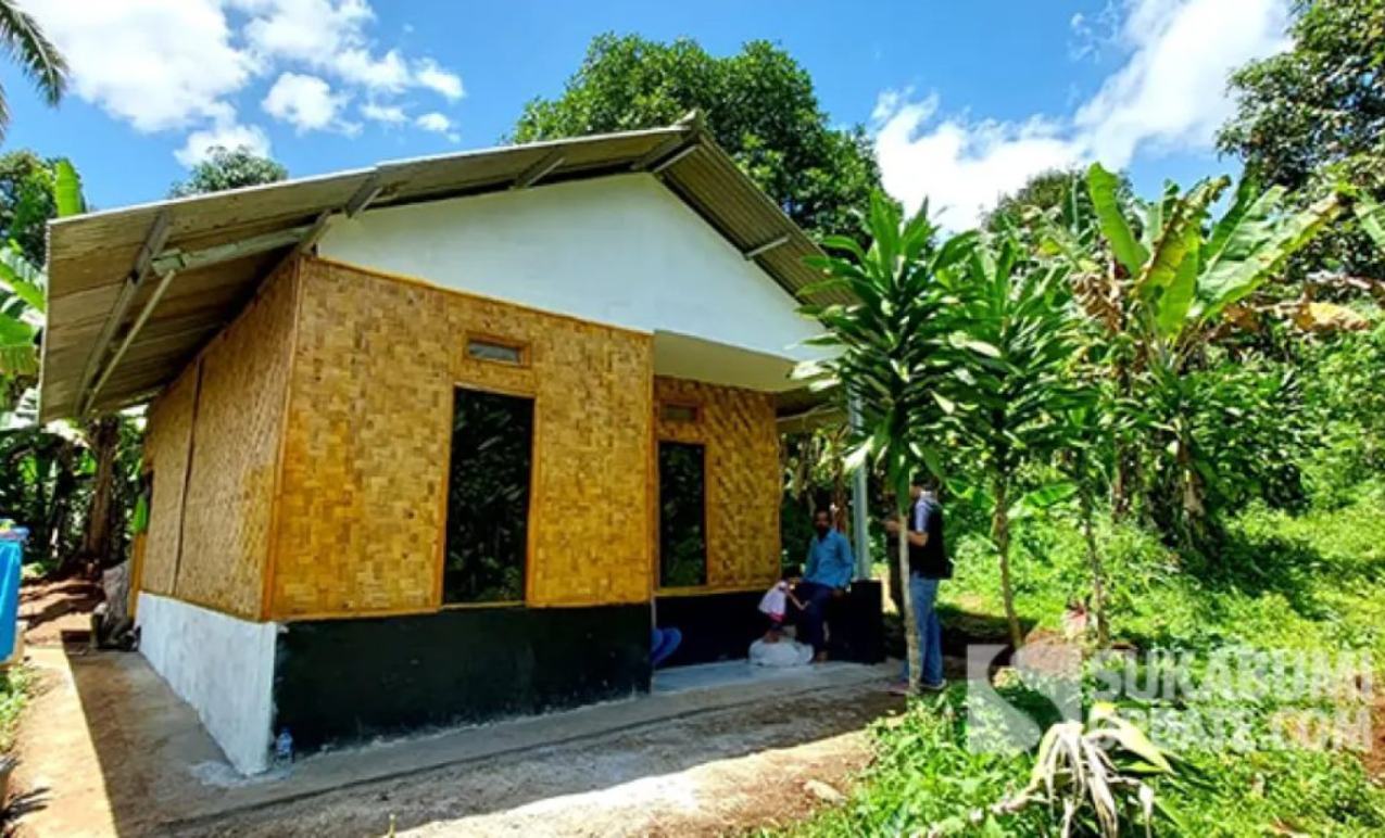 Nusa Putra Bekerja Sama dengan SukabumiUpdate Peduli Bangun Rumah Baru untuk Abah Misjo